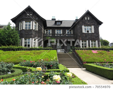 Western-style building of the Kyu-Furukawa Garden decorated with spring roses 70554970