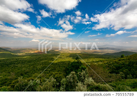 穿越非洲大陸的大提谷（Great Lift Valley）在前往肯尼亞馬賽馬拉國家野生動物保護區的途中 70555789