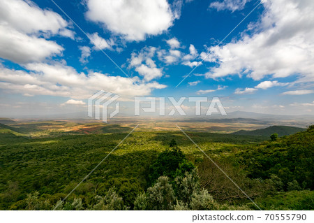 穿越非洲大陸的大提谷(Great Lift Valley)在前往肯尼亞馬賽馬拉國家野生動物保護區的途中 穿越非洲大陸的大提谷(Great Lift Valley)在前往肯尼亞馬賽馬拉國家野生動物保護區的途中 70555790
