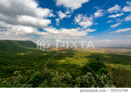 穿越非洲大陸的大提谷(Great Lift Valley)在前往肯尼亞馬賽馬拉國家野生動物保護區的途中 穿越非洲大陸的大提谷(Great Lift Valley)在前往肯尼亞馬賽馬拉國家野生動物保護區的途中 70555794