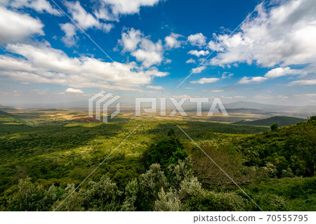 穿越非洲大陸的大提谷（Great Lift Valley）在前往肯尼亞馬賽馬拉國家野生動物保護區的途中 70555795