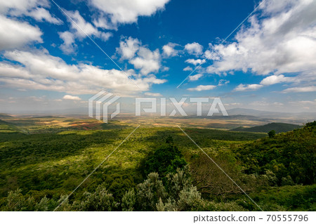 穿越非洲大陸的大提谷(Great Lift Valley)在前往肯尼亞馬賽馬拉國家野生動物保護區的途中 穿越非洲大陸的大提谷(Great Lift Valley)在前往肯尼亞馬賽馬拉國家野生動物保護區的途中 70555796