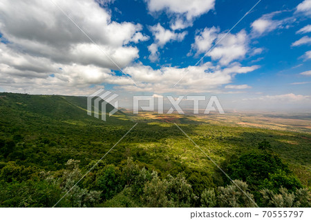 穿越非洲大陸的大提谷(Great Lift Valley)在前往肯尼亞馬賽馬拉國家野生動物保護區的途中 穿越非洲大陸的大提谷(Great Lift Valley)在前往肯尼亞馬賽馬拉國家野生動物保護區的途中 70555797