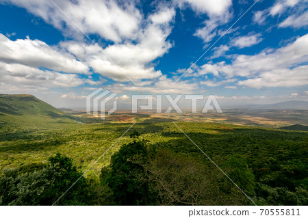 穿越非洲大陸的大提谷(Great Lift Valley)在前往肯尼亞馬賽馬拉國家野生動物保護區的途中 穿越非洲大陸的大提谷(Great Lift Valley)在前往肯尼亞馬賽馬拉國家野生動物保護區的途中 70555811