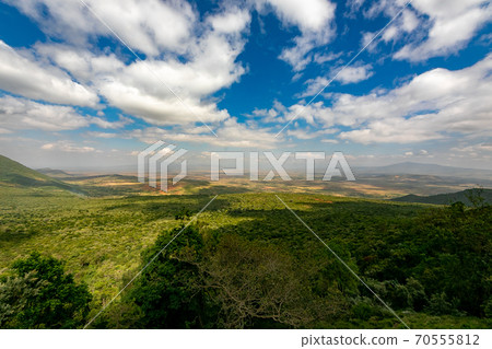 穿越非洲大陸的大提谷(Great Lift Valley)在前往肯尼亞馬賽馬拉國家野生動物保護區的途中 穿越非洲大陸的大提谷(Great Lift Valley)在前往肯尼亞馬賽馬拉國家野生動物保護區的途中 70555812