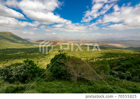 穿越非洲大陸的大提谷（Great Lift Valley）在前往肯尼亞馬賽馬拉國家野生動物保護區的途中 70555825