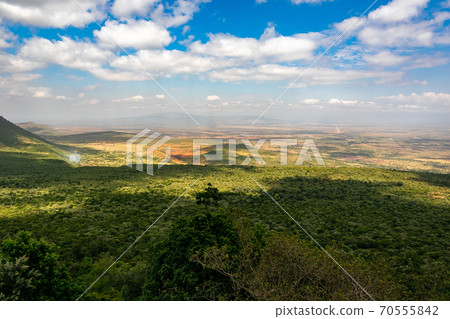 穿越非洲大陸的大提谷（Great Lift Valley）在前往肯尼亞馬賽馬拉國家野生動物保護區的途中 70555842