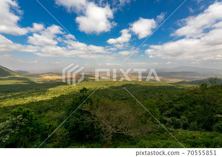穿越非洲大陸的大提谷(Great Lift Valley)在前往肯尼亞馬賽馬拉國家野生動物保護區的途中 穿越非洲大陸的大提谷(Great Lift Valley)在前往肯尼亞馬賽馬拉國家野生動物保護區的途中 70555851