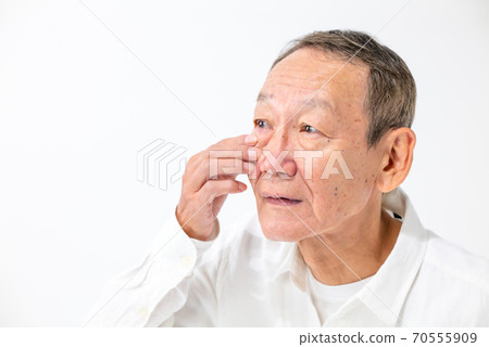 Senior men who care about their eyes Senior men who care about their eyes 70555909