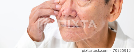 關心眼睛的老人 70555913