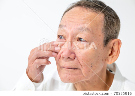 Senior men who care about their eyes 70555916