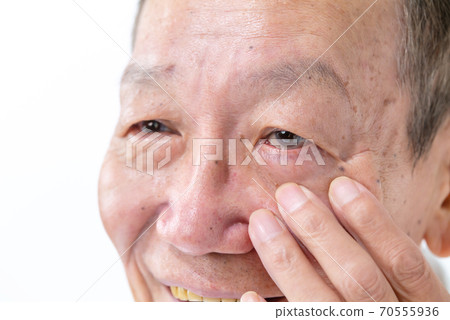 Senior men who care about their eyes Senior men who care about their eyes 70555936