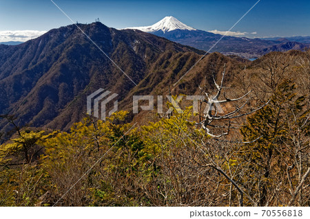 從總公司Gamaru山脊線看到的富士山和Mitsu Pass 從總公司Gamaru山脊線看到的富士山和Mitsu Pass 70556818
