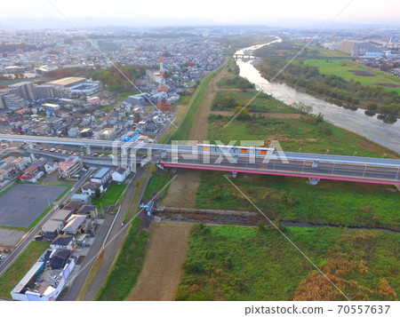 多摩市單軌電車通過立越橋空中鳥瞰無人機(東京日野市) 多摩市單軌電車通過立越橋空中鳥瞰無人機(東京日野市) 70557637