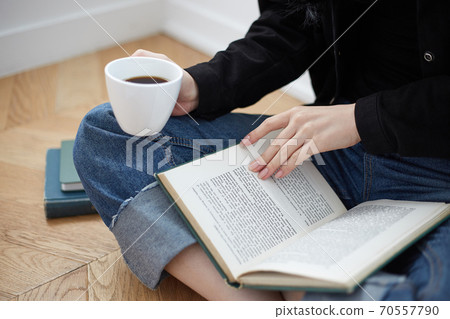 年輕女子在假期享受休閒 年輕女子在假期享受休閒 70557790