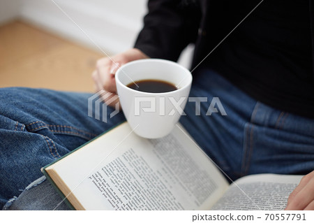 年輕女子在假期享受休閒 年輕女子在假期享受休閒 70557791