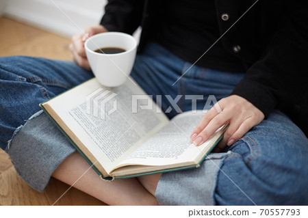 年輕女子在假期享受休閒 70557793