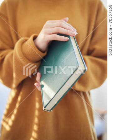 年輕女子在假期享受休閒 70557859