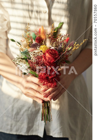 年輕女子在假期享受休閒 年輕女子在假期享受休閒 70557860