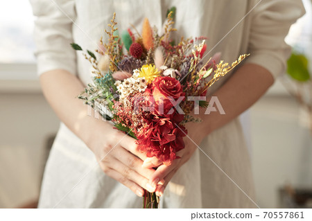 年輕女子在假期享受休閒 70557861