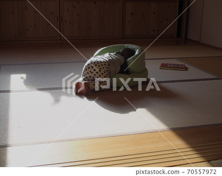 一個害羞的男孩把臉埋在嬰兒椅上 70557972