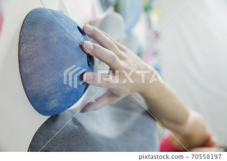抱石的女人 70558197