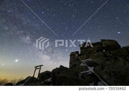 夏季在關峰山和天川山頂上的五條岩 70558482