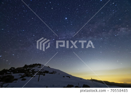 The summit of Mt. Kinpu and the rising summer triangle, the Milky Way 70558485