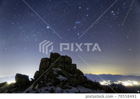Gojoiwa on the summit of Mt. Kinpu and the mountains of the starry sky and the Southern Alps Gojoiwa on the summit of Mt. Kinpu and the mountains of the starry sky and the Southern Alps 70558491
