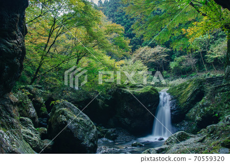 東京平原村神戶岩清澈的溪流 70559320