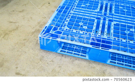 Scenery of a distribution warehouse with plastic pallets 70560623
