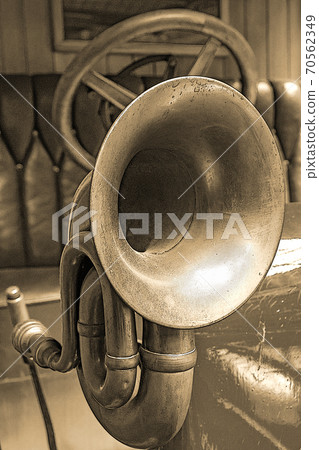 The horn on the old car, sepia color. Veteran car with the classical klaxon, close up. 70562349