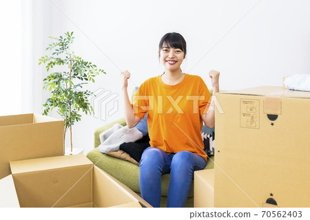 Young woman moving scene guts pose Young woman moving scene guts pose 70562403
