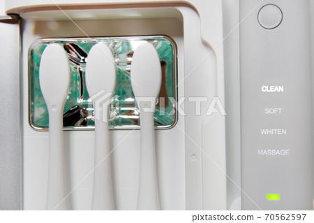 The kit for tooth cleaning with vibration and sonic. The kit for tooth cleaning with vibration and sonic. 70562597