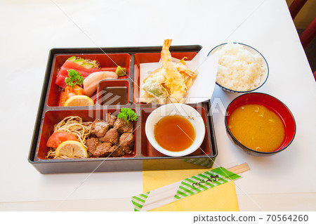 [Image for cropping] 3 dishes set meal 70564260