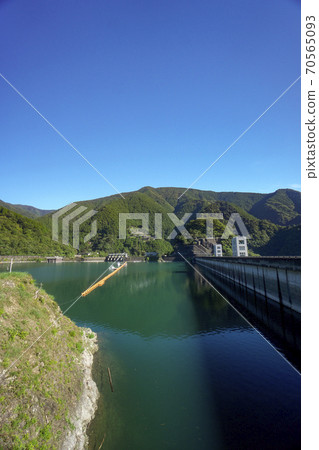 夏季的奧多摩湖:從南岸到北岸的湖面和山脈風光 夏季的奧多摩湖:從南岸到北岸的湖面和山脈風光 70565093
