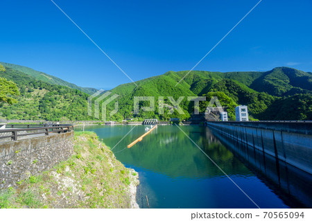 夏季的奧多摩湖:從南岸到北岸的湖面和山脈風光 夏季的奧多摩湖:從南岸到北岸的湖面和山脈風光 70565094