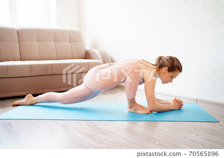 girl with beautiful athletic body makes lunges 70565896