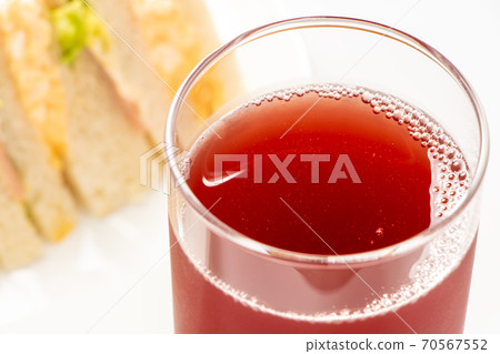 葡萄汁。照片背面的三明治。 （白色背景） 70567552