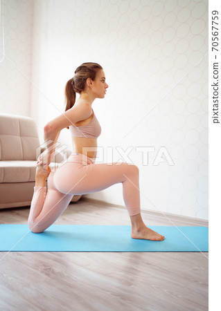 girl with beautiful athletic body makes lunges 70567759