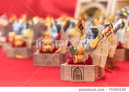 [Asakusa, Tokyo] An auspicious rake in a wooden box sold at Tori no Ichi at Washi Shrine. 70569196