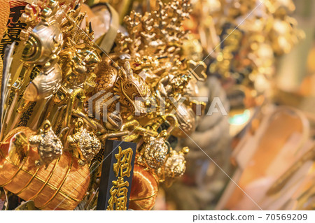 [Asakusa, Tokyo] An auspicious rake that decorates a golden dragon surrounded by turtles and hammered gavel for sale at Tori no Ichi at Washi Shrine. 70569209