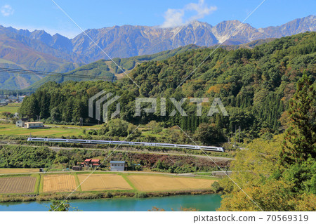 大通線特快梓在秋天前往白馬山的山腳 70569319