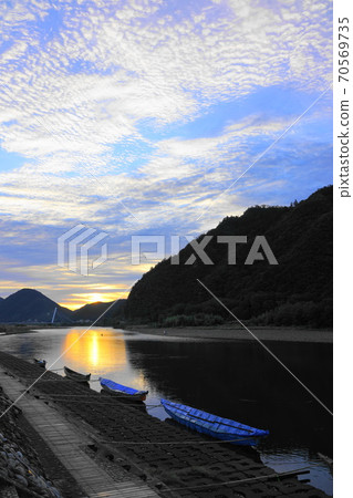 Sunrise over the Nagara River Sunrise over the Nagara River 70569735