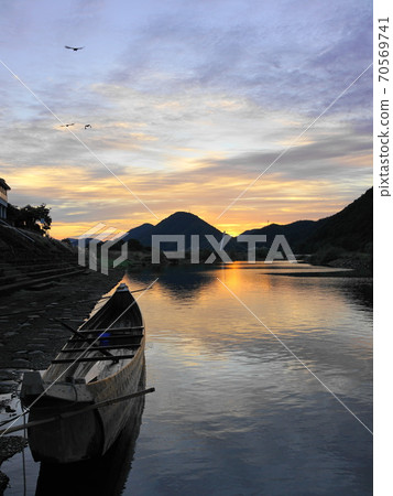 Sunrise over the Nagara River 70569741