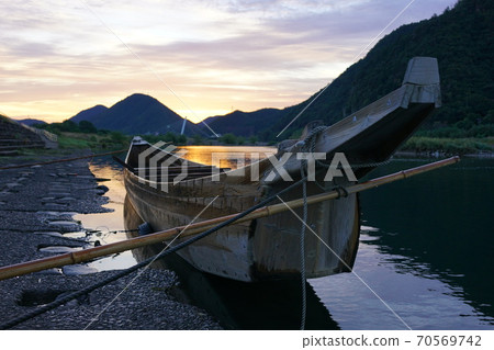 Sunrise over the Nagara River Sunrise over the Nagara River 70569742