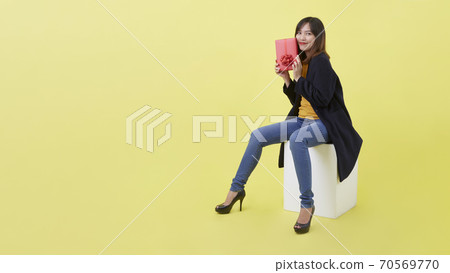 Young woman holding a gift box 70569770