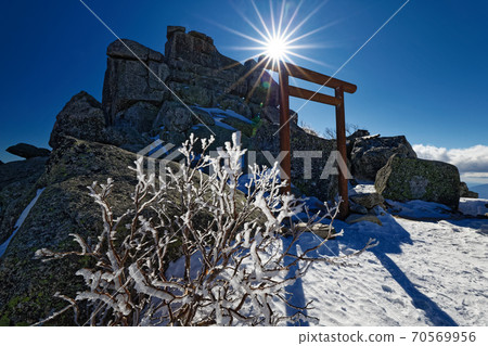 Rime on the summit of Mt. Kinpu and Gojoiwa Rime on the summit of Mt. Kinpu and Gojoiwa 70569956