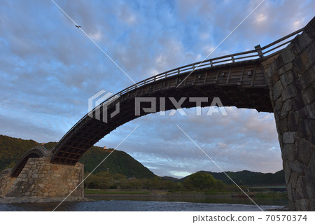 (Yamaguchi Prefecture) Kintaikyo Bridge in the early morning and the autumn sky 70570374