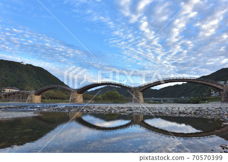 (山口縣)西木川映襯的清晨錦橋 (山口縣)西木川映襯的清晨錦橋 70570399